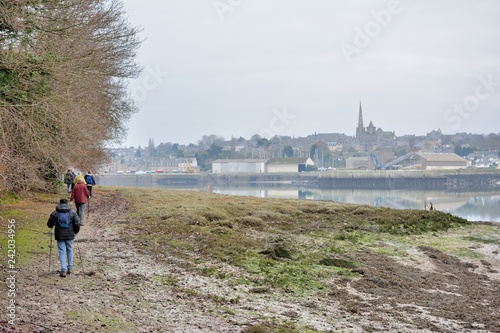 Randonneurs dans l'estuaire du Jaudy en Bretagne photo