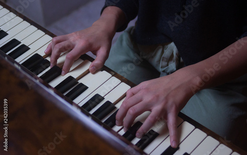 Ręce na klawiatiurze pianina