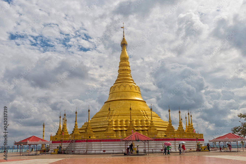 Naklejka premium A large golden pagoda at Burma Temple.
