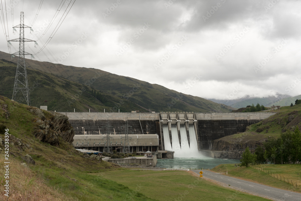 Foto de The Clyde hydroelectric power dam spilling large amounts of excess water. Electricity