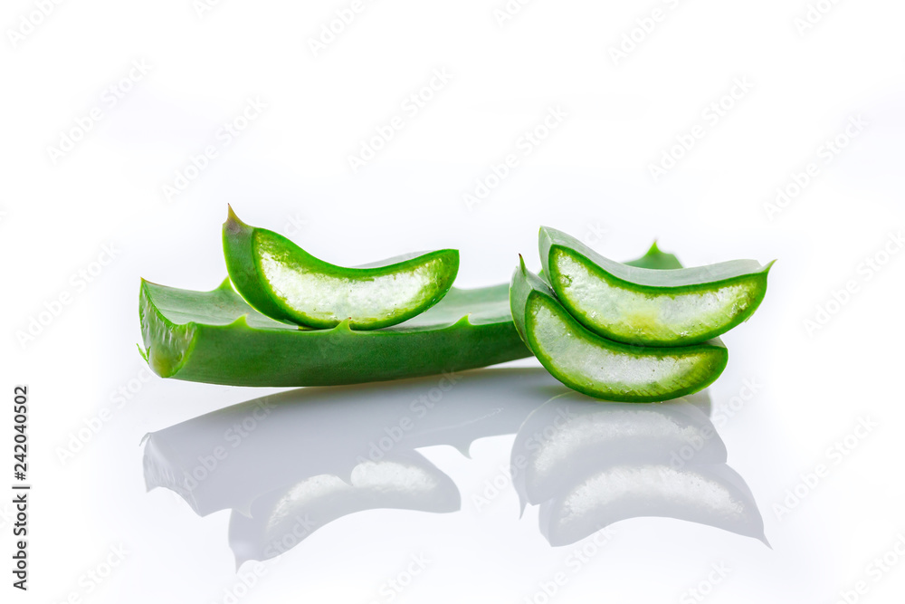 Aloe Vera in Stücke vor weißem Hintergrund Aloe Vera in Stücke vor weißem Hintergrund