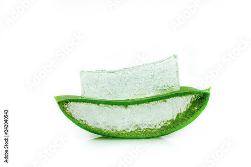 Aloe Vera in Stücke vor weißem Hintergrund