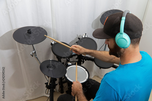 Schlagzeuger beim üben und spielen 