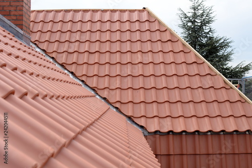 Neues Dach zum Klimaschutz durch Dachdecken in der Stadt