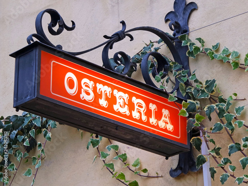 Osteria Schild oder Leuchtreklame an Hauswand, Trattoria und Pizzeria in Italien, beim Italiener essen photo