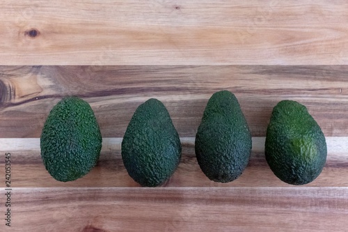 Obraz na płótnie Avocado pears on a wooden chopping board w salonie