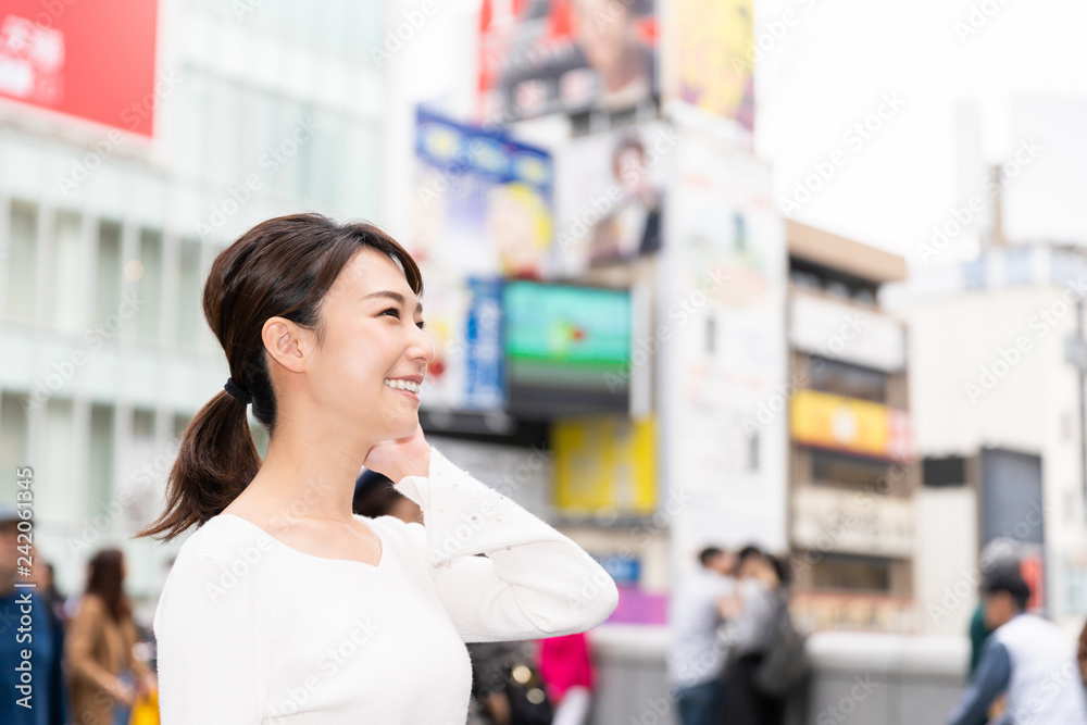 観光する女性　大阪