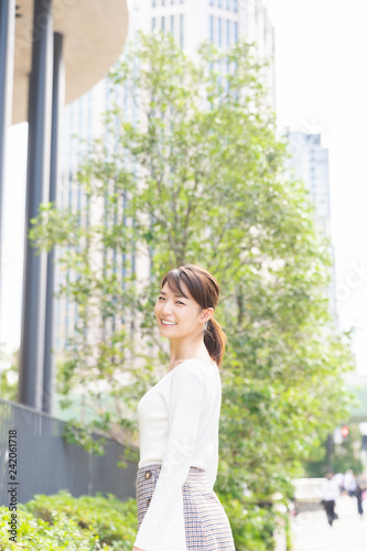 Free Download 笑顔の女性 - GFXLoad