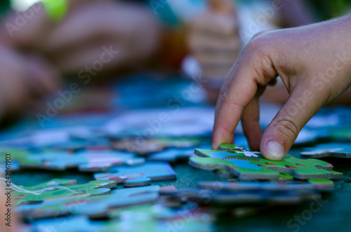 Dziecięca dłoń układające puzzle