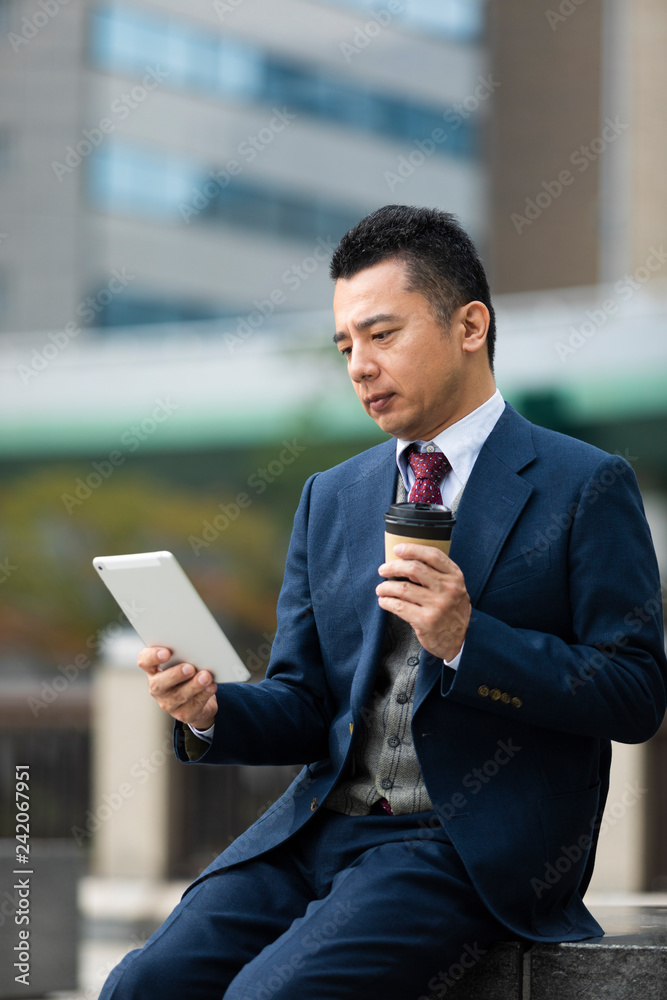 タブレットを持つビジネスマン タブレットを持つビジネスマン