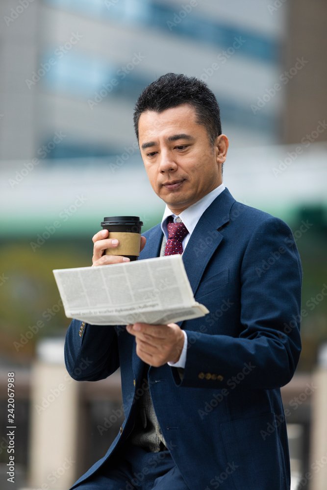 新聞を読むビジネスマン 新聞を読むビジネスマン