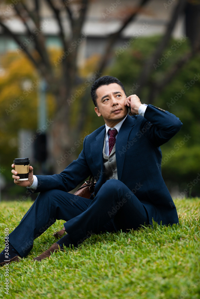 電話をするビジネスマン 電話をするビジネスマン