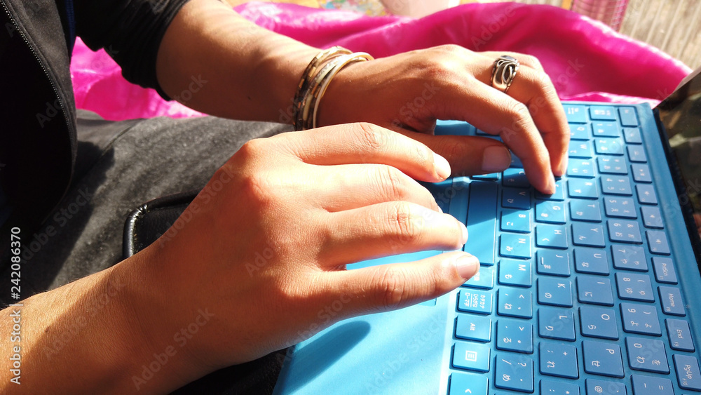 カラフルな環境でする仕事はなんとなく元気が出る ノートpcでタイピング中の手元クローズアップ Stock Photo Adobe Stock カラフルな環境でする仕事はなんとなく元気が出る ノートpcでタイピング中の手元クローズアップ Stock Photo Adobe Stock