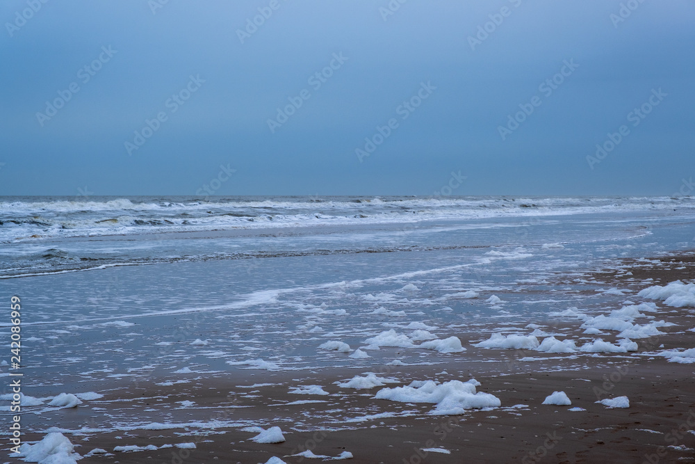 Strand der Nordsee bei Egmond/NL im Winter