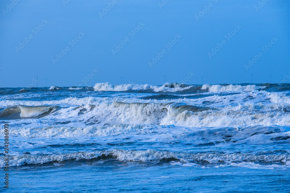 Starke Brandung an der Küste der Nordsee Starke Brandung an der Küste der Nordsee