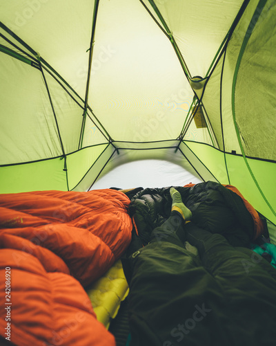 キャンプ　テントの中　寝袋