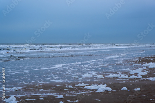 Strand der Nordsee bei Egmond/NL im Winter