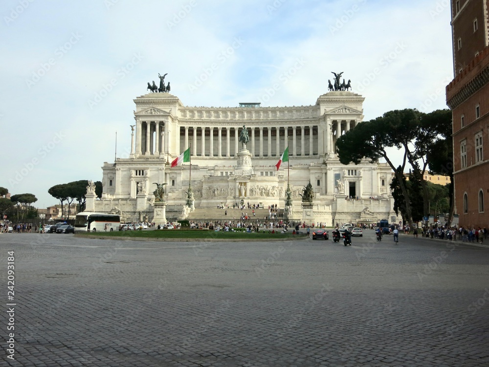 イタリア　ローマ　ヴィットーリオ・エマヌエーレ2世記念堂前の広場