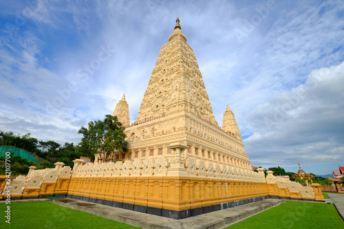Εκτύπωση καμβά Perspective view at the corner of Thatta Thattaha Maha Bawdi Pagoda in Naypyitaw