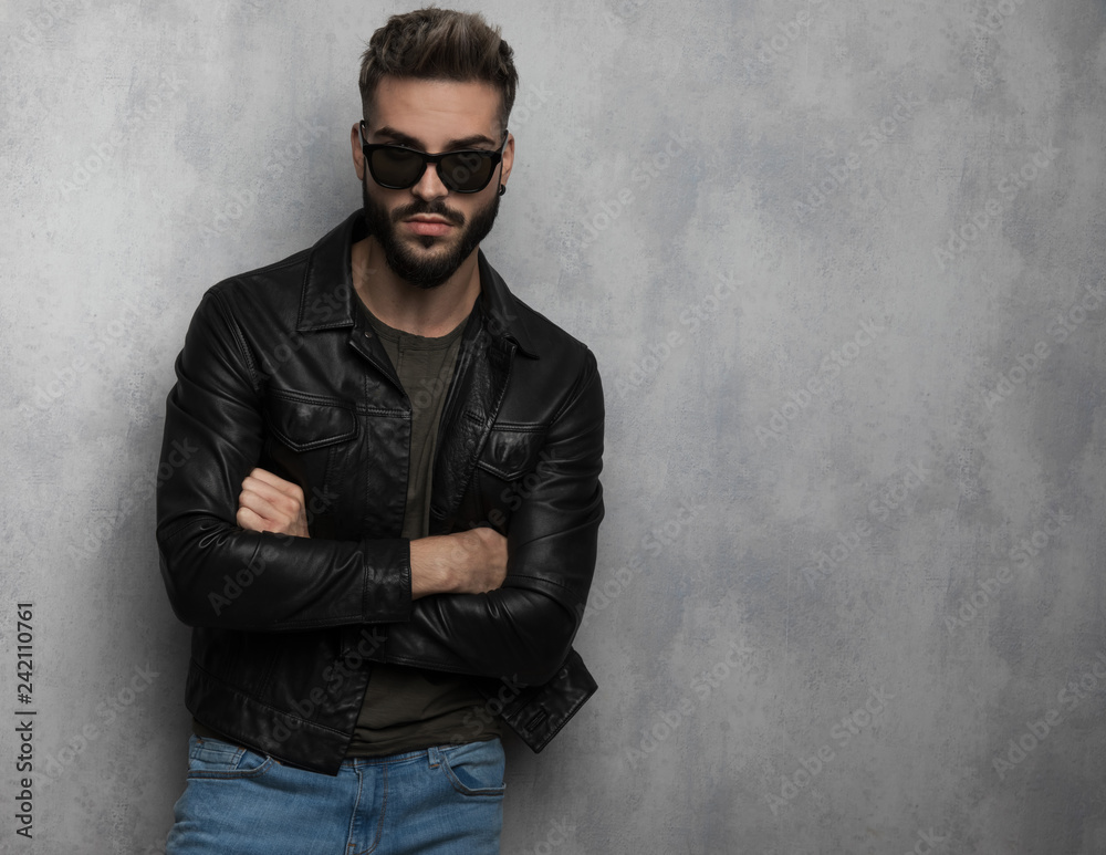 Obraz premium portrait of confident unshaved man wearing leather jacket and sunglasses