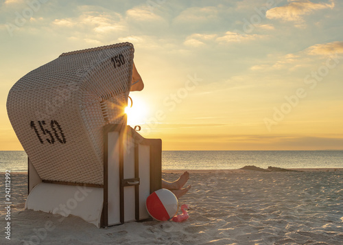 Fototapeta Naklejka Na Ścianę i Meble -  Strandkorb - Sonnenaufgang