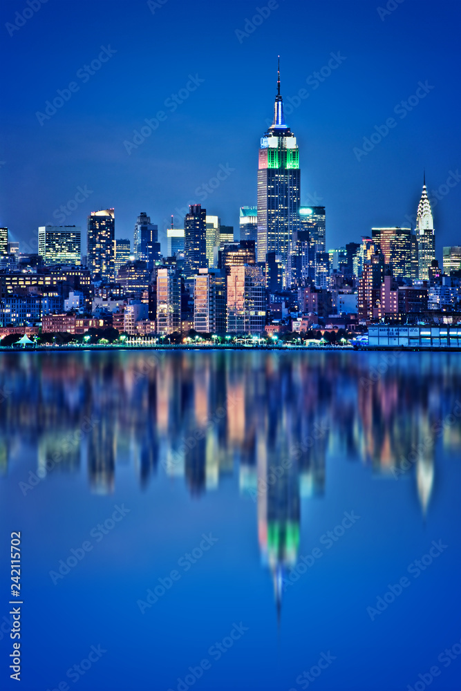 Naklejka premium New York skyline z odbicia wody w nocy