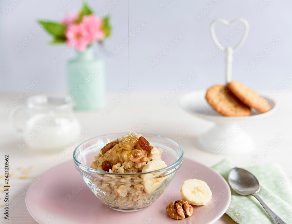 Oatmeal with honey and nuts