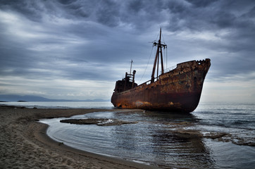Plexiglas schilderij Schip Dimitrios wrak op Grieks strand  © Marta P. (Milacroft)