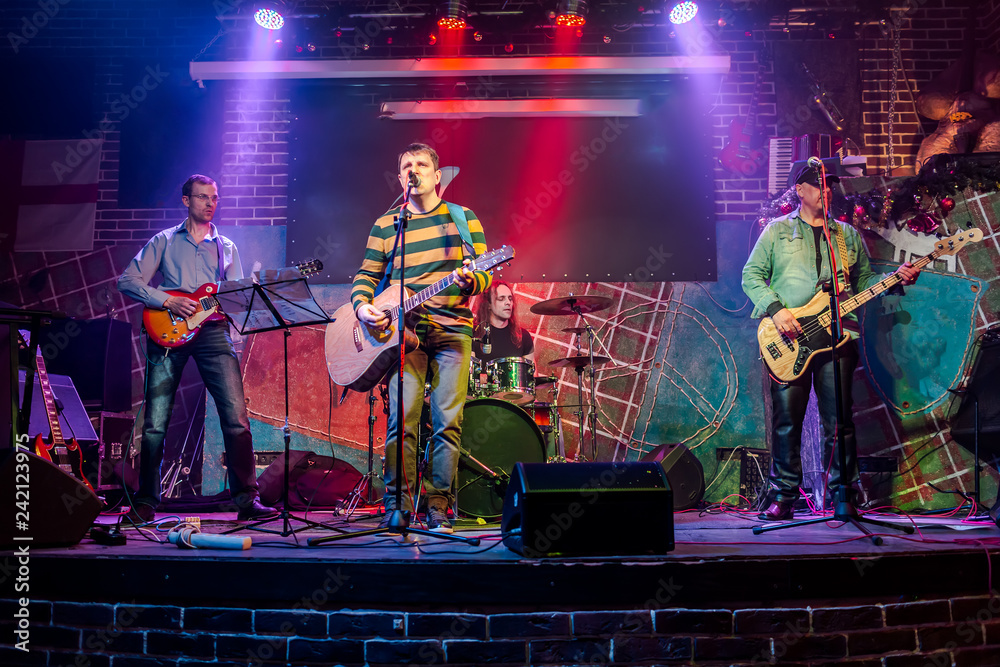 Obraz premium Band performs on stage in a nightclub