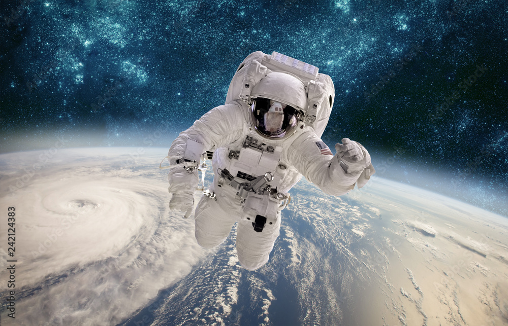 Obraz premium Astronauta w kosmosie na tle planety Ziemia. Tajfun nad Ziemią.