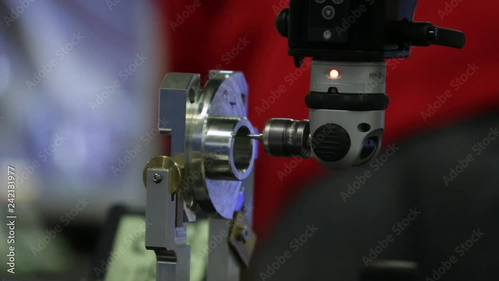 Roboter misst Metallteil Roboter misst Metallteil