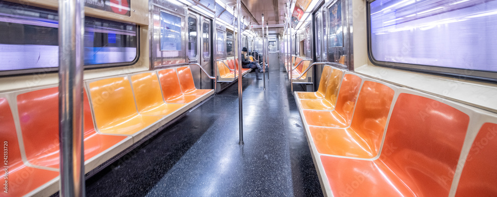 Fototapeta premium NEW YORK CITY - grudzień 2018: Wnętrze pociągu metra w Nowym Jorku, szeroki kąt widzenia