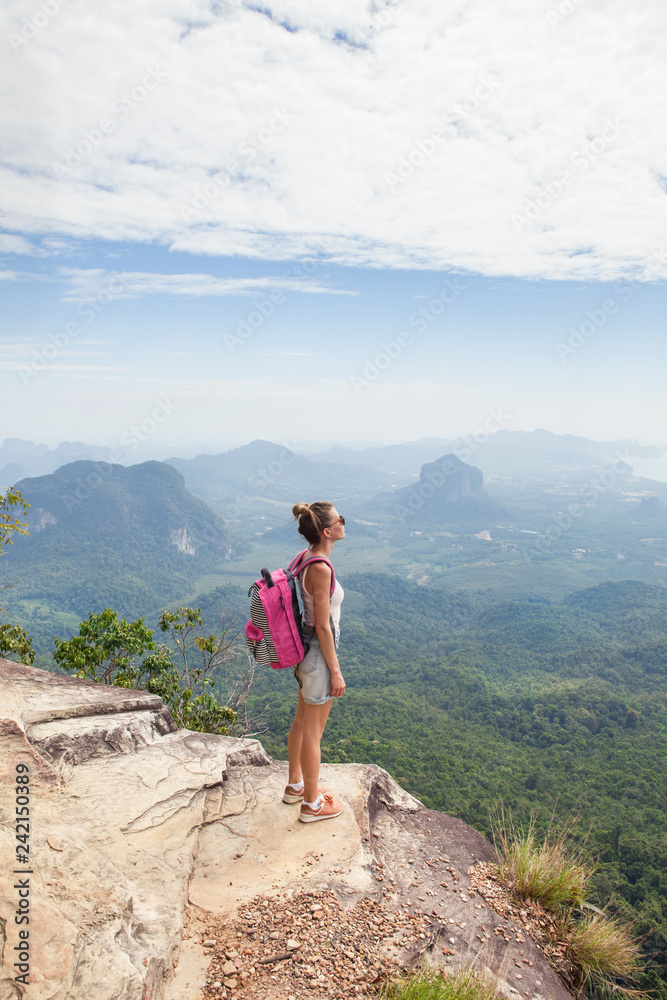 Obraz premium Turysta kobieta relaks na szczycie góry i podziwianie widoków