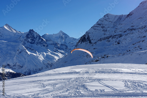 Parapente partant d'une piste de ski © Clemence Béhier