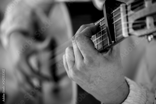 Obraz w ramie Manual trabajar con las manos hacer cosas tocar música cortar