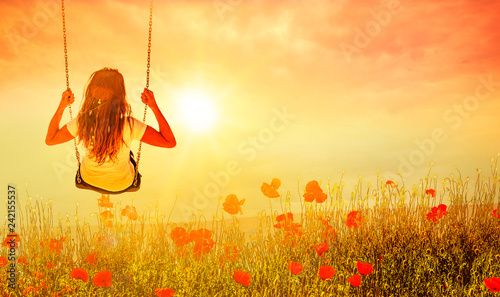 Schaukeln  im Mohnfeld