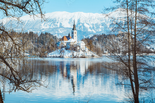 Obraz na płótnie Lake Bled with Bled Island and Castle at sunrise in winter, Slovenia w salonie