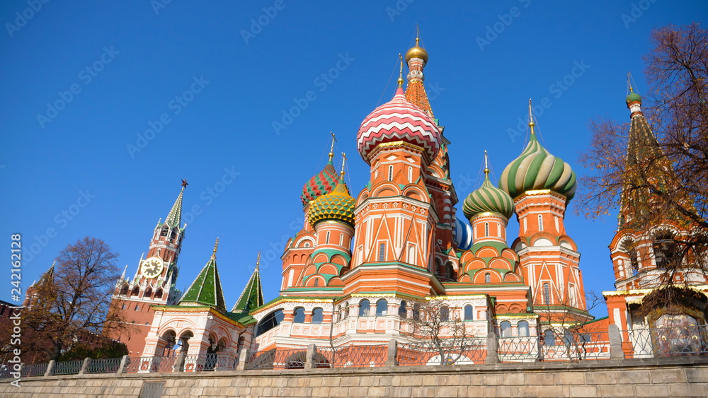 Fototapeta premium St. Basil's Cathedral in Red Square Moscow Kremlin, Russia