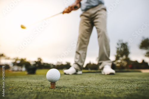 Fototapeta Golfista strzela na pole golfowe