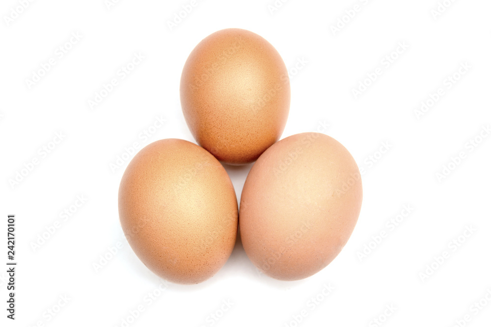 Drei Eier freigestellt auf weißem Hintergrund. Frische saubere Eier. Drei Eier freigestellt auf weißem Hintergrund. Frische saubere Eier.