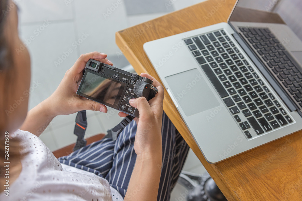 Naklejka premium Female using mirrorless camera when preview images