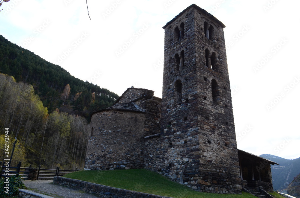torre de una antigua iglesia
