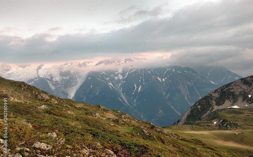 panorama montano in una giornata nuvolosa