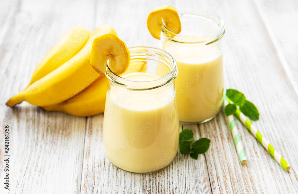 Banana yogurt and fresh bananas Banana yogurt and fresh bananas
