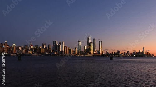 Wallpaper Mural Manhattan Skyline New York city 4K time lapse al tramonto - Stati Uniti  Torontodigital.ca