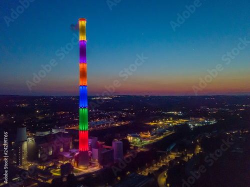  Luftaufnahme des bunt beleuchteten Schornsteins in Chemnitz
