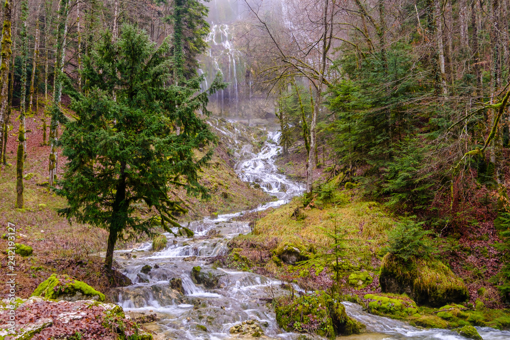 Cascades du Hérisson en hiver. Brouillard. France, Jura. Cascades du Hérisson en hiver. Brouillard. France, Jura.