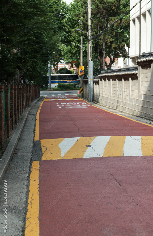 Foto de Road signs and markings on the streets of South Korea: speed