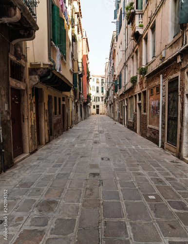 Fototapeta Naklejka Na Ścianę i Meble -  narrow street in venice italy