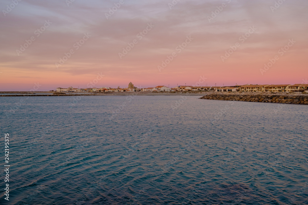 Vue panoramique su le village Saintes-Maries-de-la-Mer. Camargue, France. Mer Méditerranée. Lever de soleil.